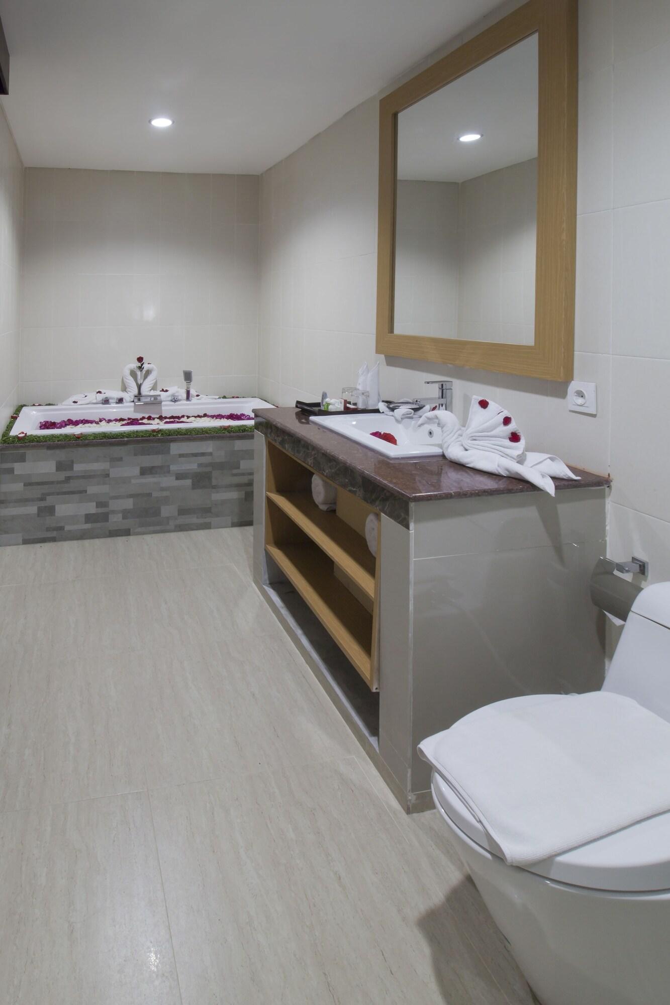 Grand Puri Saron Yogyakarta Hotell Exteriör bild