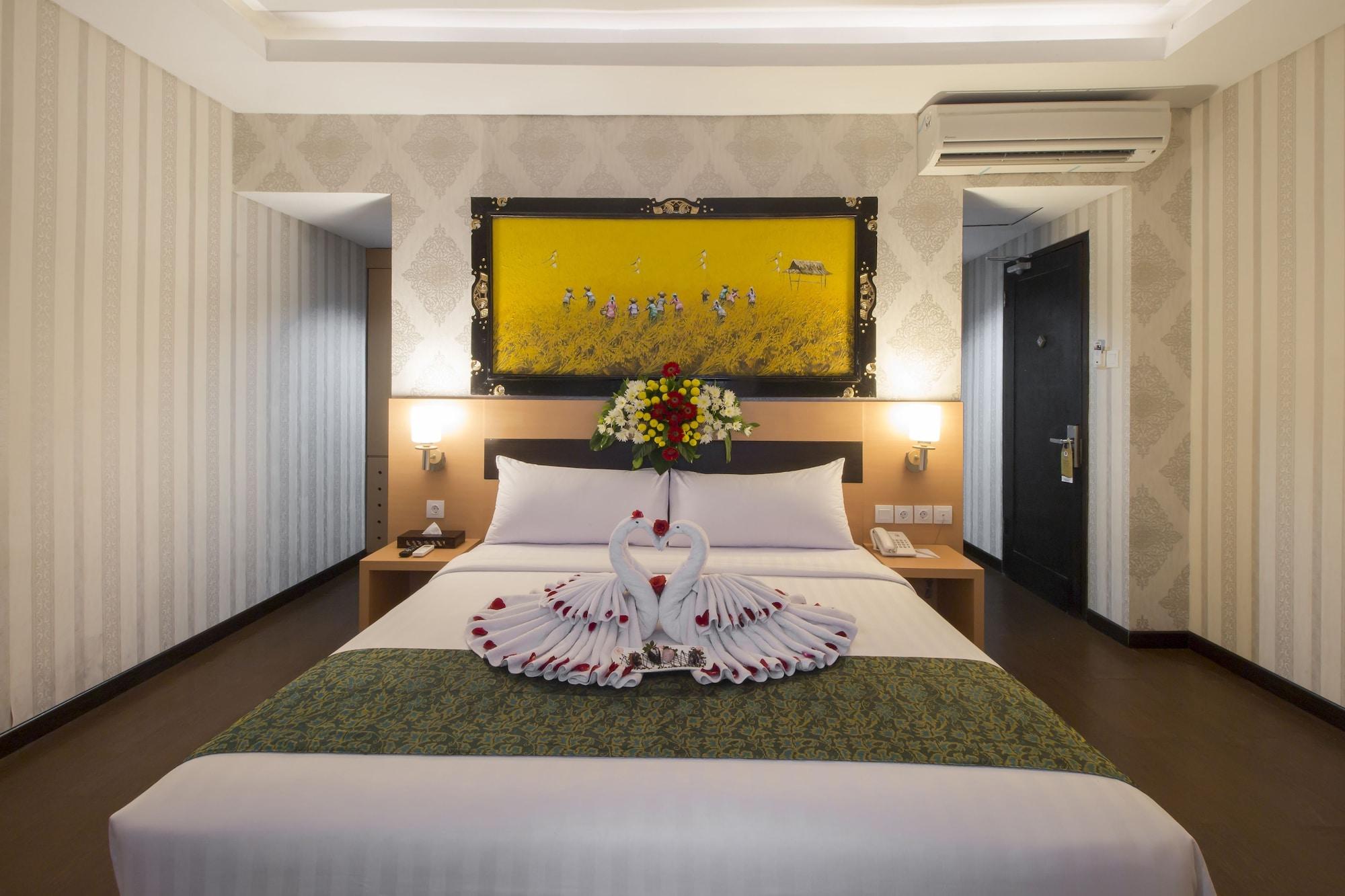 Grand Puri Saron Yogyakarta Hotell Exteriör bild