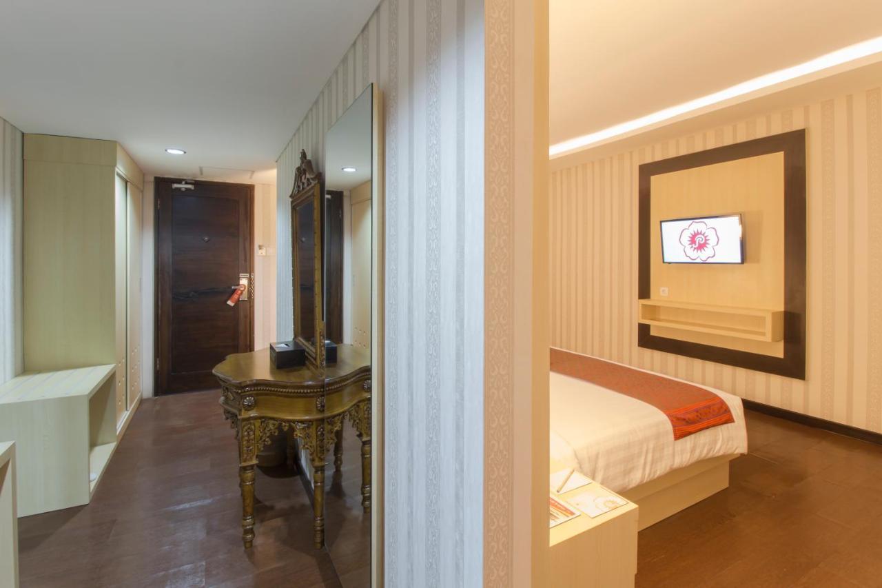 Grand Puri Saron Yogyakarta Hotell Exteriör bild