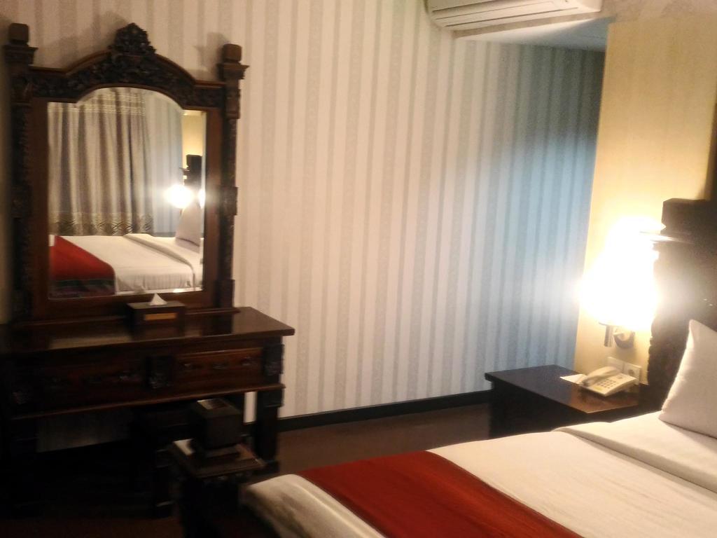Grand Puri Saron Yogyakarta Hotell Exteriör bild