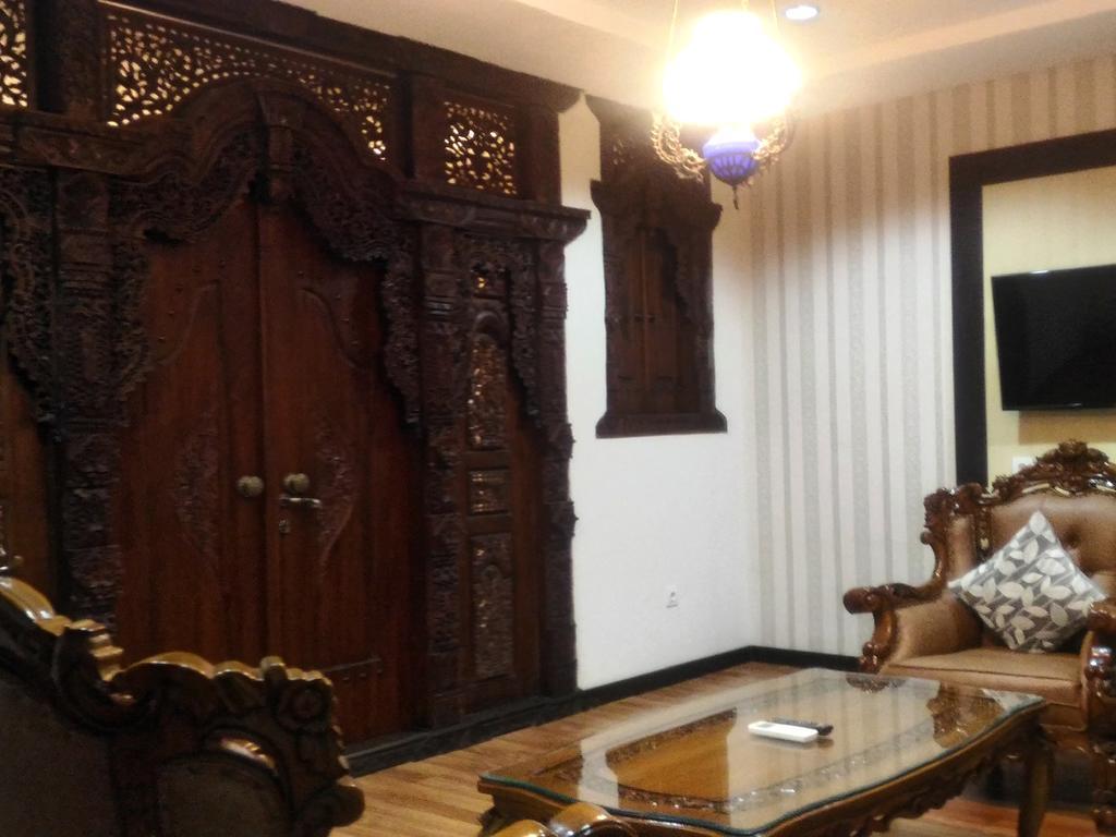 Grand Puri Saron Yogyakarta Hotell Exteriör bild