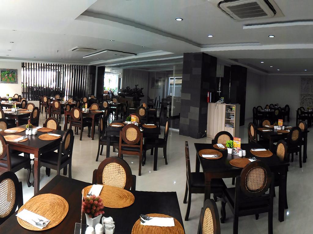 Grand Puri Saron Yogyakarta Hotell Exteriör bild