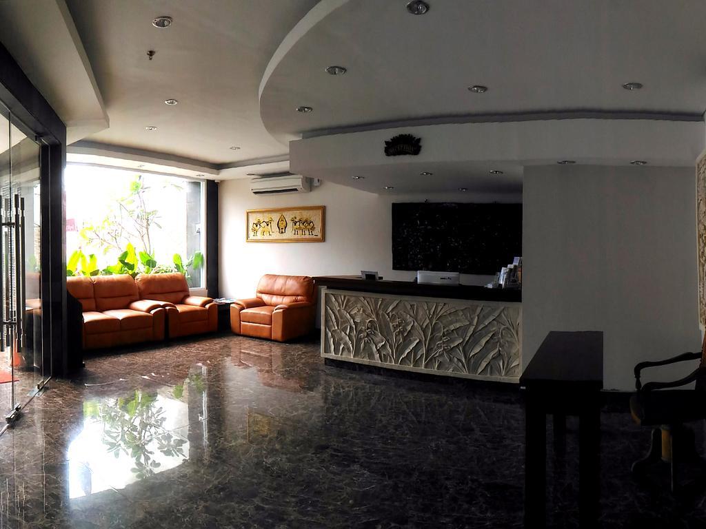 Grand Puri Saron Yogyakarta Hotell Exteriör bild