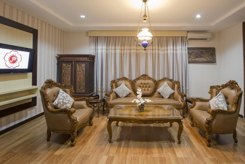 Grand Puri Saron Yogyakarta Hotell Exteriör bild