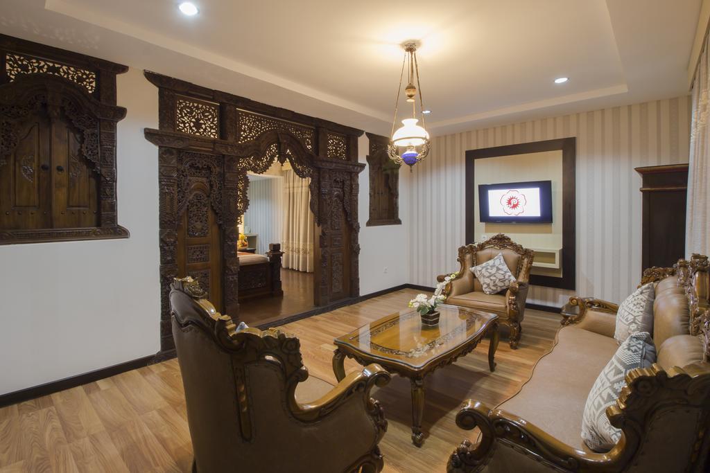 Grand Puri Saron Yogyakarta Hotell Exteriör bild