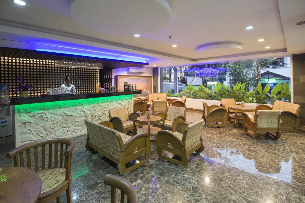 Grand Puri Saron Yogyakarta Hotell Exteriör bild