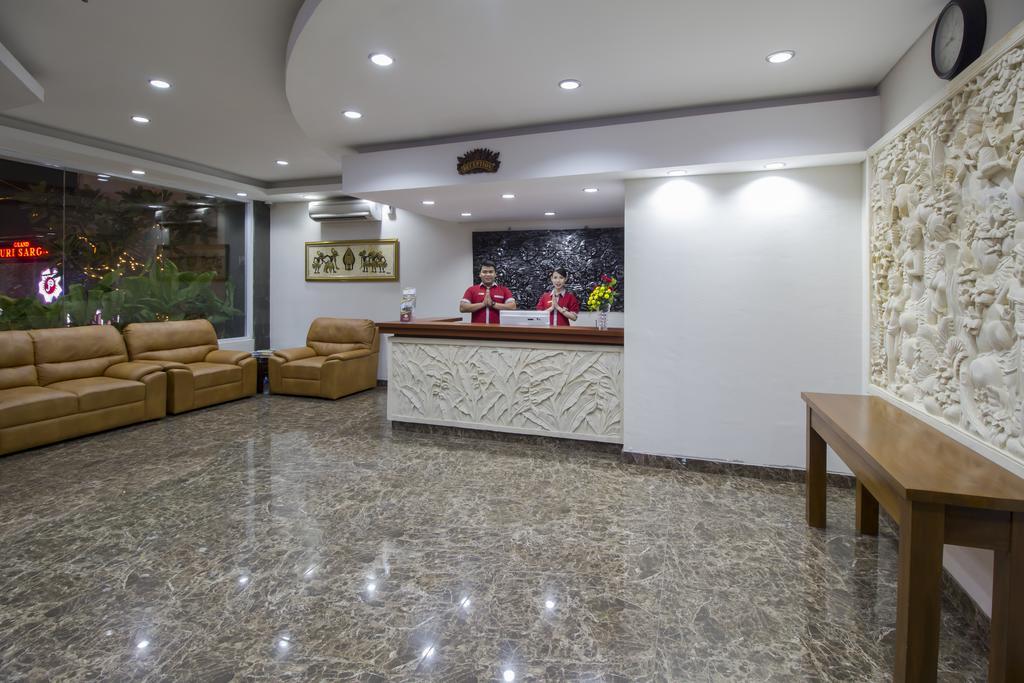 Grand Puri Saron Yogyakarta Hotell Exteriör bild