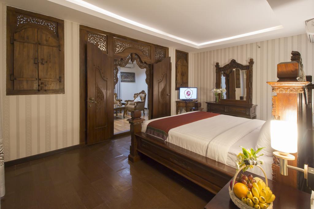 Grand Puri Saron Yogyakarta Hotell Exteriör bild