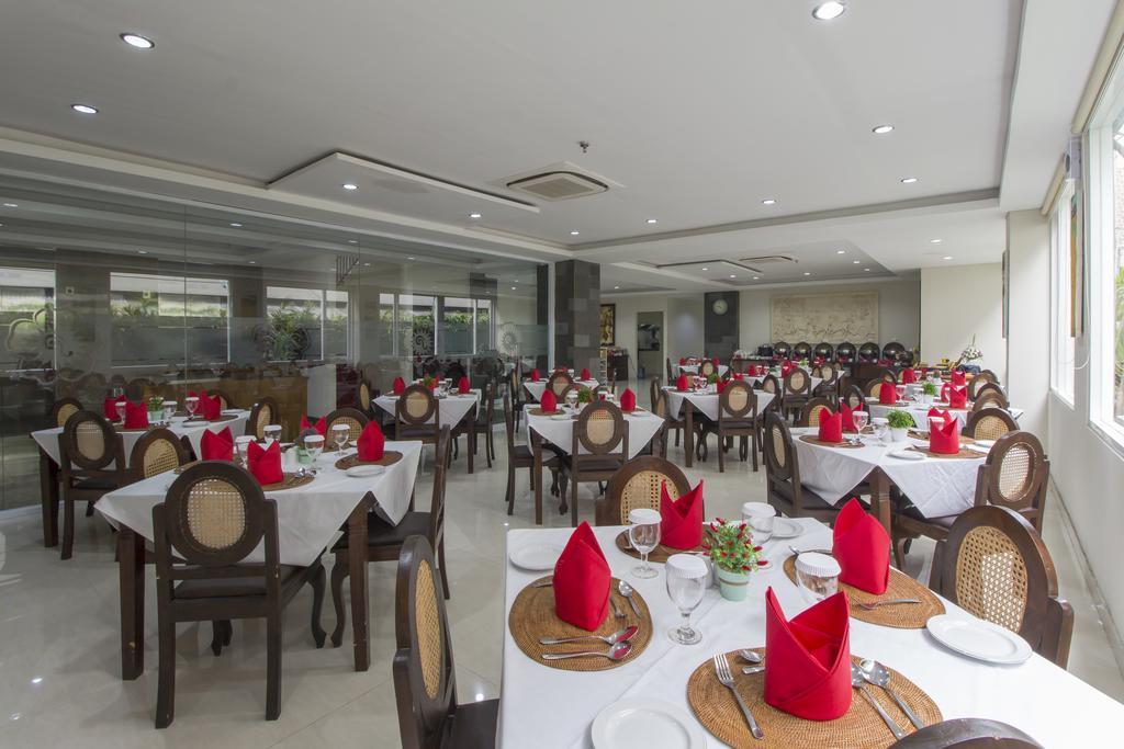 Grand Puri Saron Yogyakarta Hotell Exteriör bild