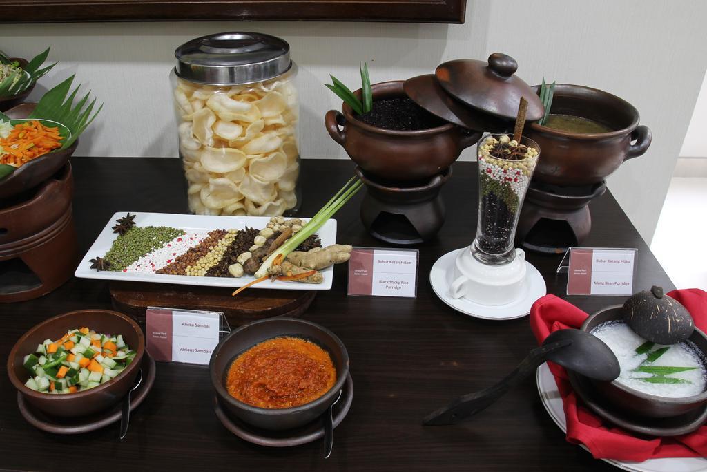 Grand Puri Saron Yogyakarta Hotell Exteriör bild
