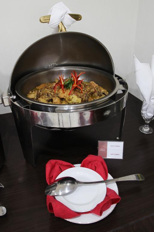 Grand Puri Saron Yogyakarta Hotell Exteriör bild