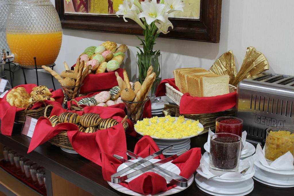 Grand Puri Saron Yogyakarta Hotell Exteriör bild