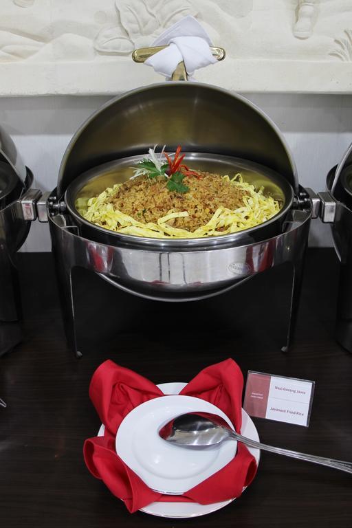 Grand Puri Saron Yogyakarta Hotell Exteriör bild