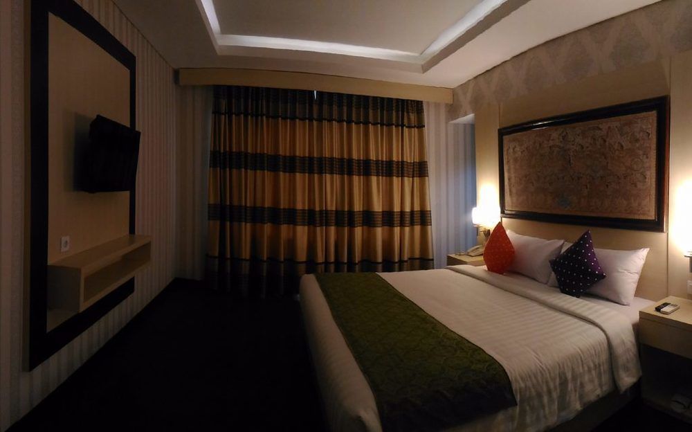 Grand Puri Saron Yogyakarta Hotell Exteriör bild