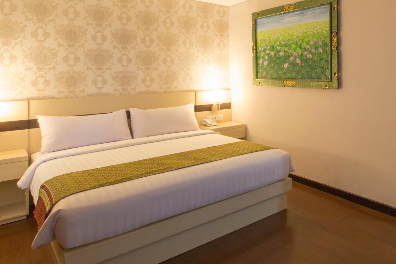 Grand Puri Saron Yogyakarta Hotell Exteriör bild